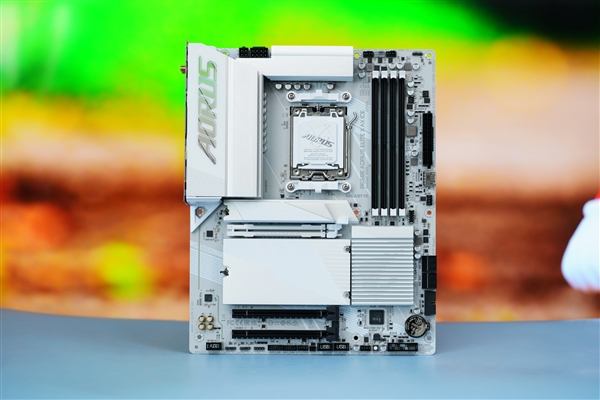 高颜值小白板！技嘉冰雕B650E AORUS ELITE X AX ICE主板图赏