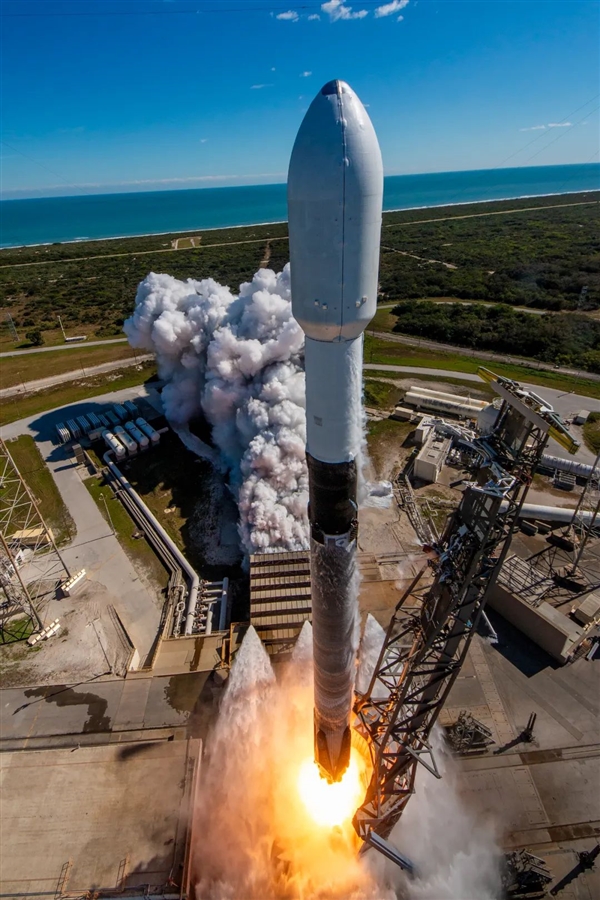 SpaceX猎鹰九号火箭首次发射天鹅号货运飞船：黑黢黢回来了