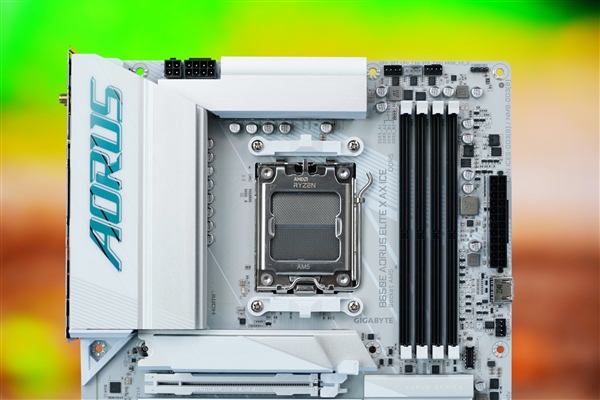 高颜值小白板！技嘉冰雕B650E AORUS ELITE X AX ICE主板图赏