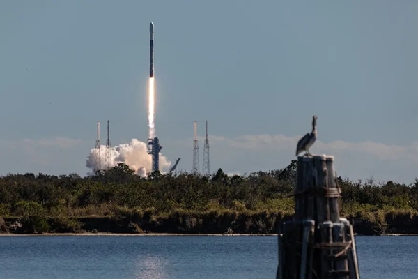 SpaceX猎鹰九号火箭首次发射天鹅号货运飞船：黑黢黢回来了