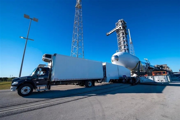 SpaceX猎鹰九号火箭首次发射天鹅号货运飞船：黑黢黢回来了