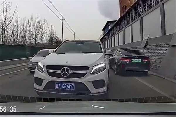 又一奔驰车主“上大分” 公然逆行挡路下车挑衅：叫嚣随便报警