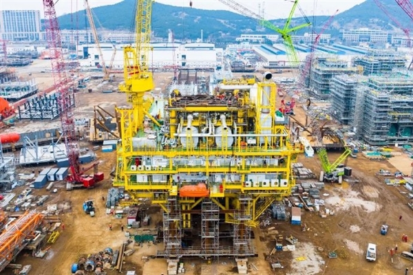 深海一号二期工程综合处理平台陆地建造完工：高度相当于49层楼