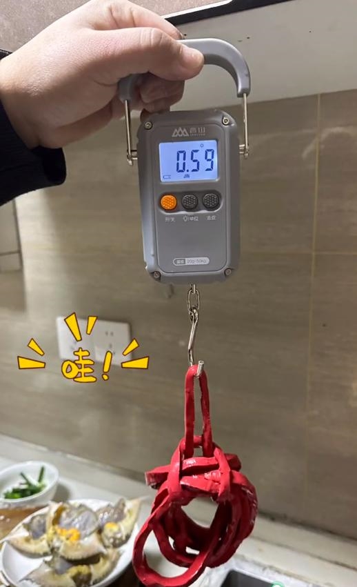 女子买4只螃蟹花289元 皮筋占76元！市监局回应：规定要称净重