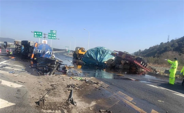 SUV高速错过路口任性变道 干翻两辆大货车：一辆装100多万元快递