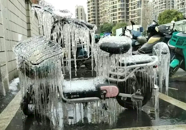 看看冻雨的可怕威力！武汉一居民家阳台成“冰雪世界”：这些地方还要下