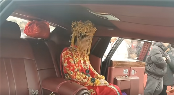 河南一新娘陪嫁999万和法拉利 知情人：嫁妆是她自己赚来的