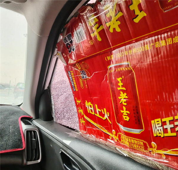 天空赤橙像异世界！新疆特强沙尘暴来袭：汽车玻璃被刮碎