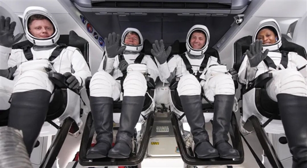 SpaceX一手猎鹰火箭发射龙飞船：13次送53人进入太空