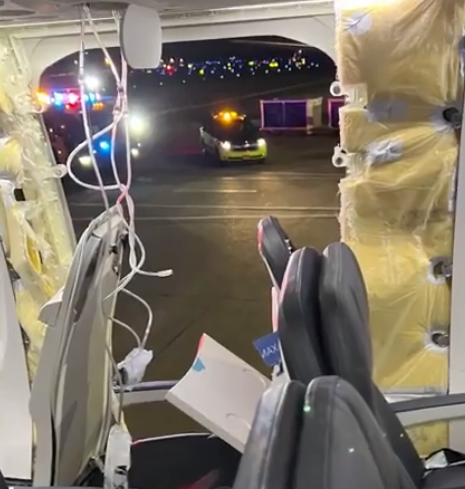 波音客机高空飞行舱门脱落！乘客索赔71亿：严重精神伤害