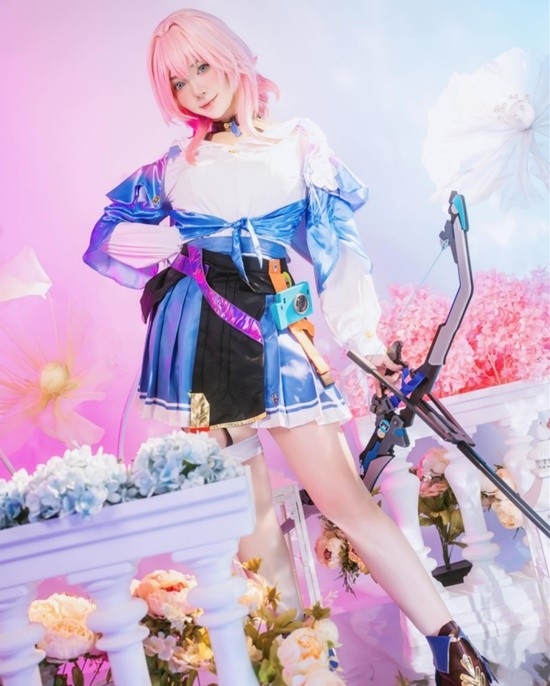 大马正妹COS《星铁》卡芙卡：成熟御姐好身材