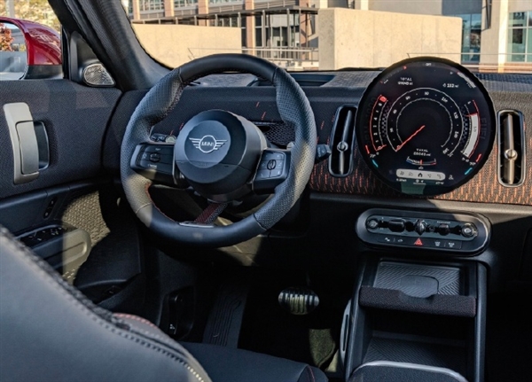 定位高性能SUV！新款MINI“乡巴佬”JCW上市：售39.98万元