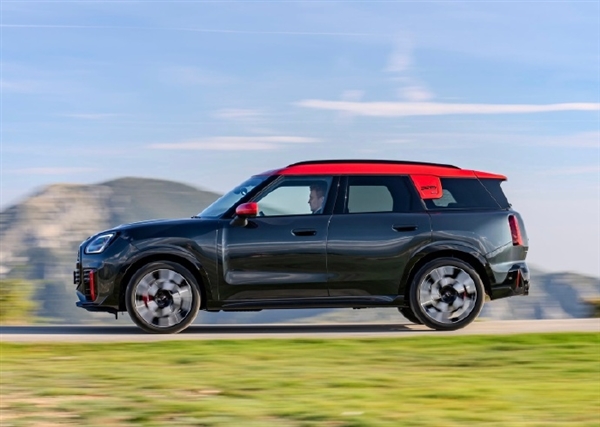 定位高性能SUV！新款MINI“乡巴佬”JCW上市：售39.98万元