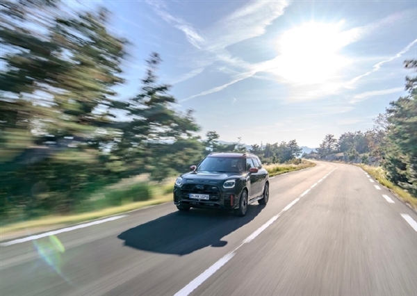 定位高性能SUV！新款MINI“乡巴佬”JCW上市：售39.98万元