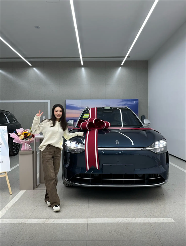 25岁美女UP主一口气提三辆国产车：仰望U8、问界M9、理想MEGA