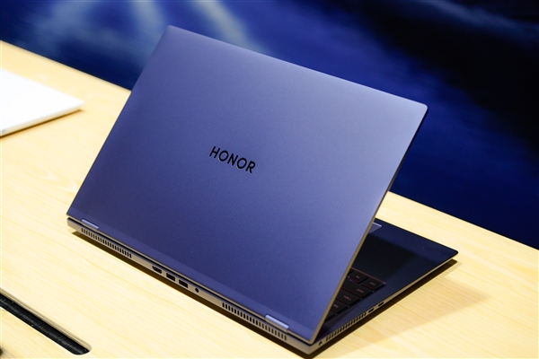 荣耀MagicBook Pro 16官图公布：开启AI PC时代