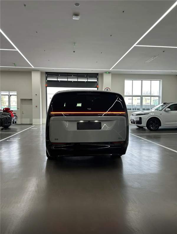 25岁美女UP主一口气提三辆国产车：仰望U8、问界M9、理想MEGA