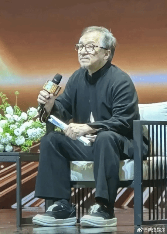 不敢认了：近70岁的成龙现身 两鬓斑白 尽显老态