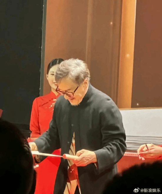 不敢认了：近70岁的成龙现身 两鬓斑白 尽显老态
