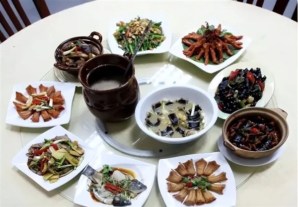 国外也要开始吃蛇了 专家：蛇吃得少长得快、不可多得的食材