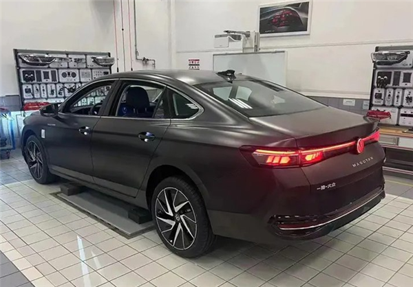 三屏内饰上车！全新一代大众迈腾车内实拍曝光