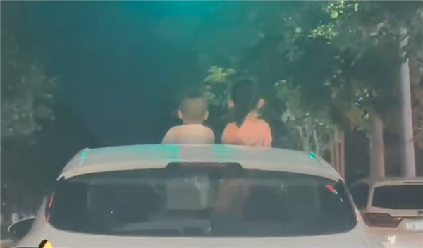 “开车为什么要伸一只手出来”引热议：网友给出三大理由