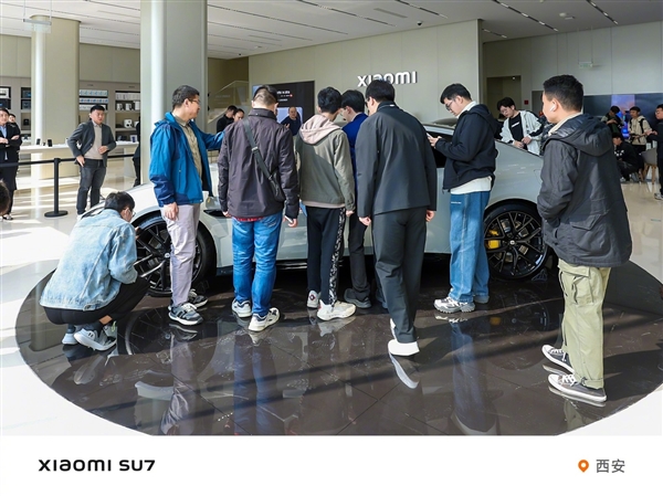 小米SU7展车到店 全国29城掀起围观潮：现场热度爆棚