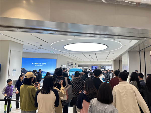 实地走访：小米SU7上市首日 有门店预订数超一千