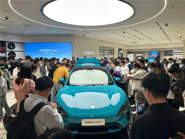 实地走访：小米SU7上市首日 有门店预订数超一千