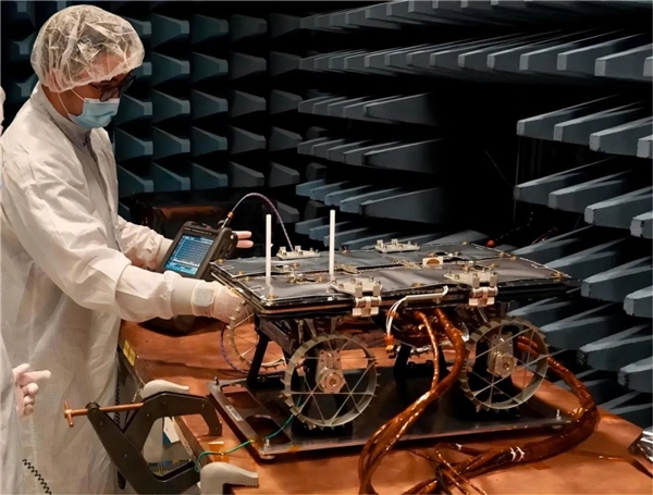 NASA迷你月球车集体“试驾”：明年登月 探访神秘旋涡
