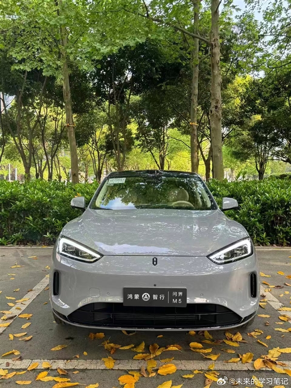 北京车展见！问界新M5实车曝光：全新配色、LOGO黑化