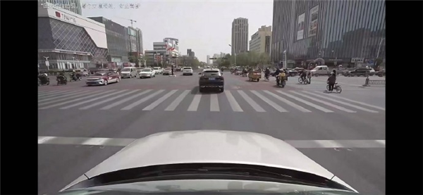 为了卖车：老汉们纷纷走进直播间