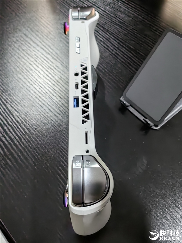全球第二款酷睿Ultra掌机AOKZOE A2 Ultra发布：20W稳定高清60帧