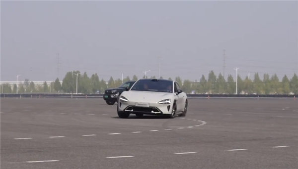 最高跑到242km/h 长城魏建军动态测试小米SU7：评价超高