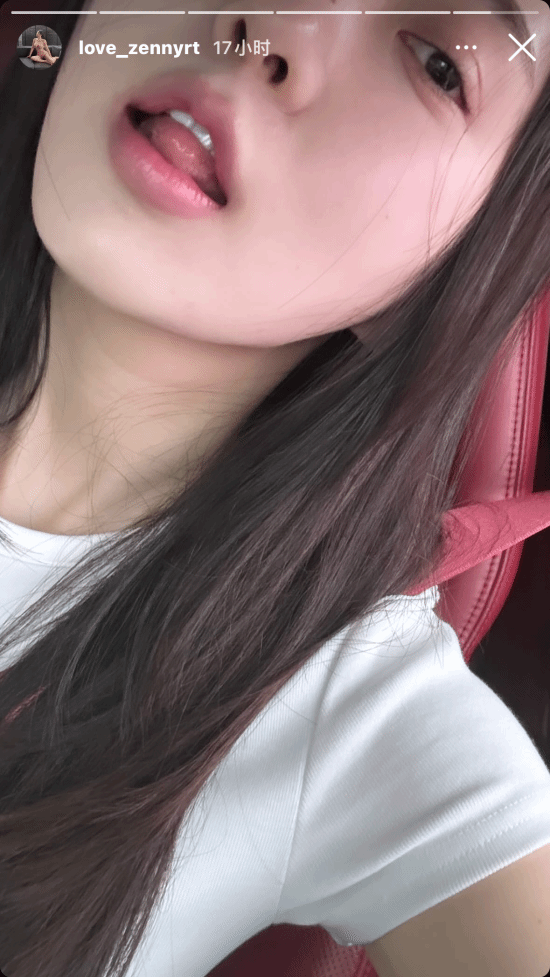 《星刃》女主体模更新美照：保时捷车中自拍 表情诱人