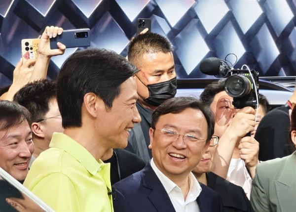 大佬会面！雷军现身北京车展比亚迪展台：与王传福握手交流