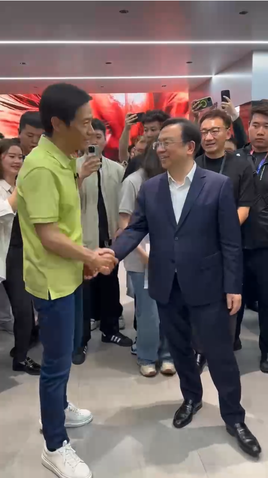 大佬会面！雷军现身北京车展比亚迪展台：与王传福握手交流
