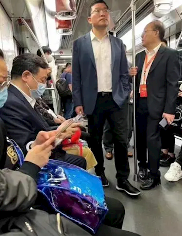 王传福坐地铁参加北京车展引热议 网友：这身价挤地铁 够接地气