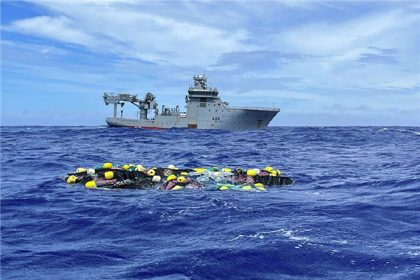 30个阴森娃娃、8个穿鞋断脚：美国海滩为啥这么多诡异东西