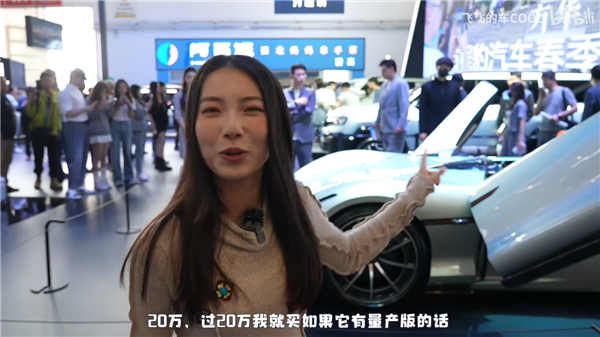 劳斯莱斯不高傲了！去年把美女车主拒之门外 今年车展态度大变