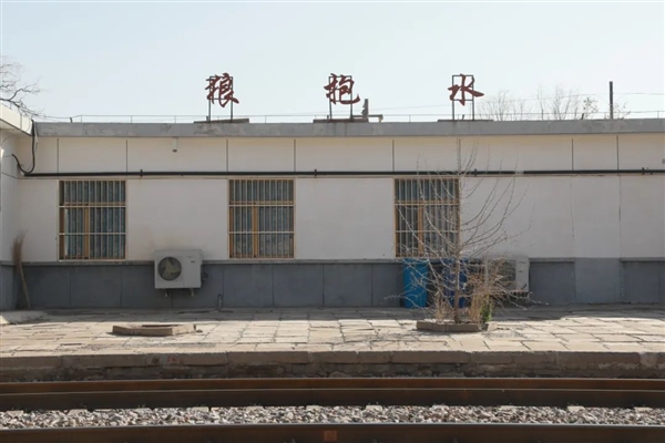 中国第一条沙漠铁路：包兰铁路中兰段7个车站都带“水”