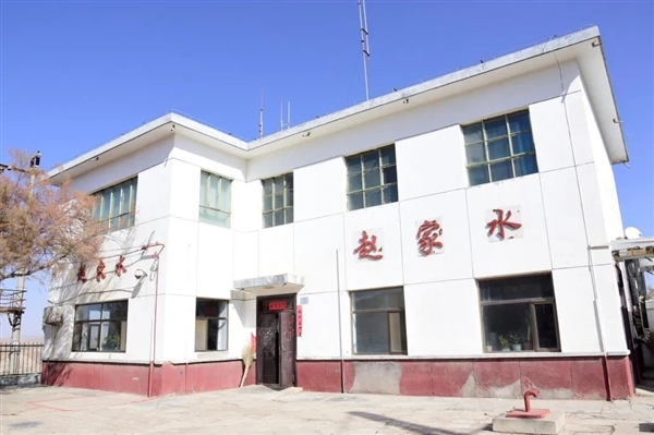 中国第一条沙漠铁路：包兰铁路中兰段7个车站都带“水”