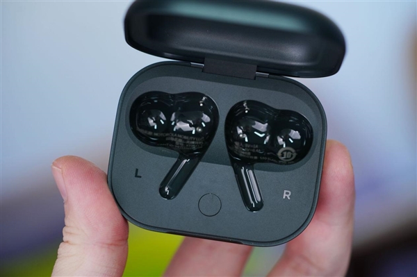 降噪深度达50dB！Moto Buds+耳机图赏