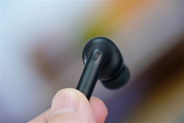 降噪深度达50dB！Moto Buds+耳机图赏