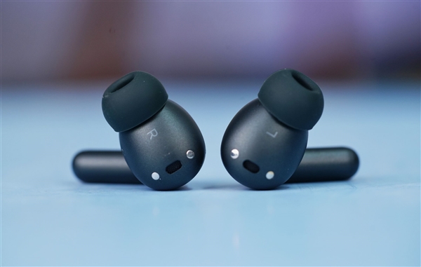 降噪深度达50dB！Moto Buds+耳机图赏