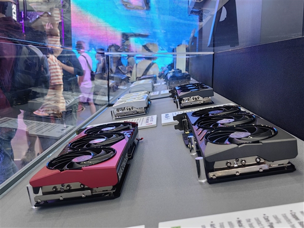 黄仁勋签名微星RTX 4090/RTX 4060亮相 龙形外观太吸睛