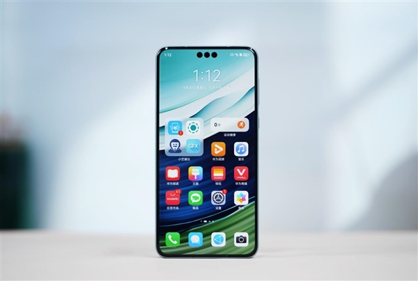 华为Mate 70 Pro外观设计首曝：屏幕三挖孔 行业独此一家