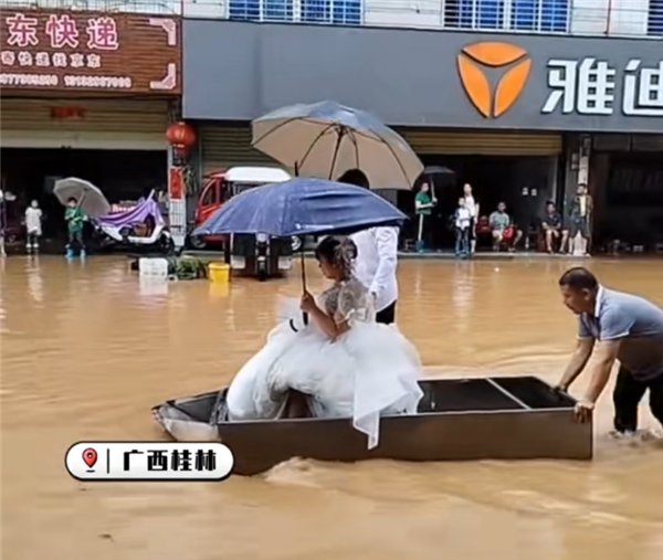 桂林暴雨部分城区街道变成威尼斯 有市民划船出行