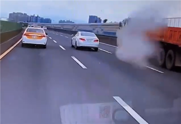 为何高速路上不要和大货车长时间并行 记录仪实拍：危险重重