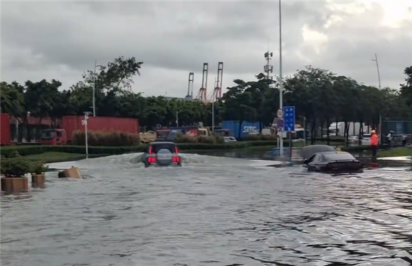 暴雨后城市内涝 仰望U8轻松涉水成显眼包：围观人群赞不绝口